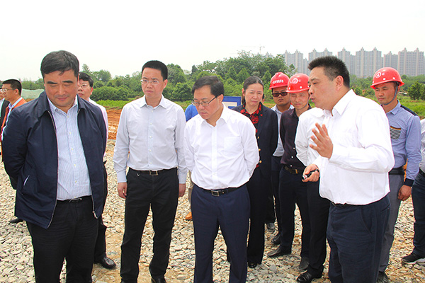 2017年4月28日 長沙市委副書記、市長、湖南湘江新區(qū)黨工委書記陳文浩實地督察項目進展